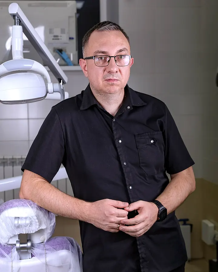 Бычков Андрей Анатольевич — врач-гнатолог и стоматолог-ортопед, в кабинете клиники в Подольске